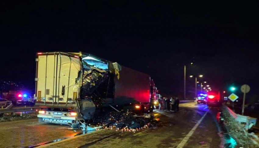Tur otobüsü tıra çarptı: 10 yaralı!