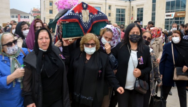 Öldürülen kadının tabutunu kadınlar taşıdı