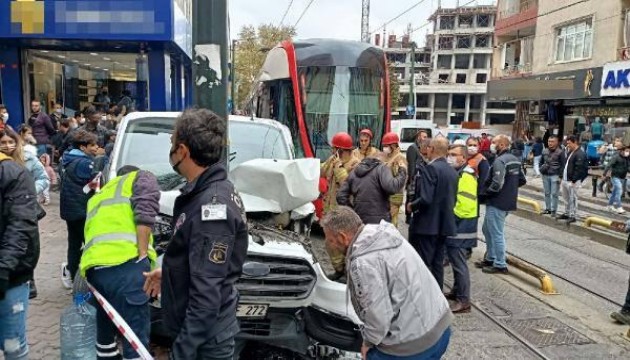 Feci kaza! Tramvay ile araç çarpıştı