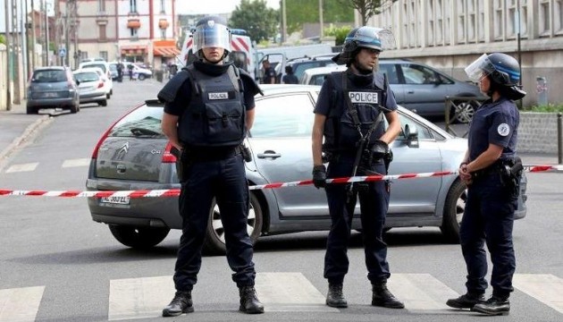 Paris'te olay! Polise bıçaklı saldırı