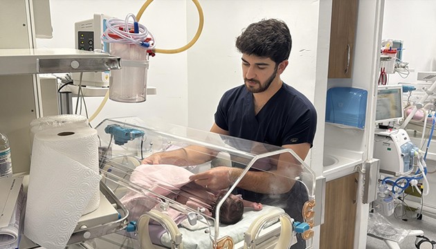 Beyin kanaması geçiren bebek hayata tutundu