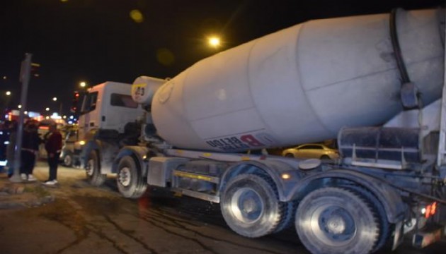 Otomobille çarpışan beton mikseri köprüden uçtu!