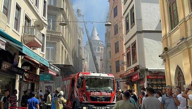 Galata Kulesi yakınındaki yangın söndürüldü