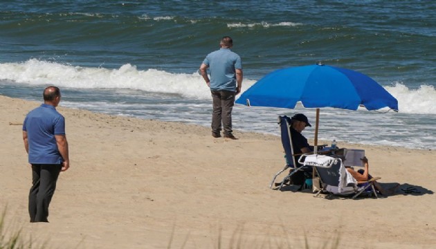 Joe Biden halkın arasında plajda tatil yaptı!