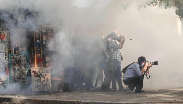 Gazeteciler tutuklanmaya sevk edildi