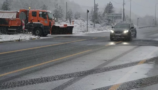 Bolu Dağı'nda kar yağışı etkili oluyor