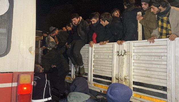 Yasa dışı mülteci girişinde son nokta; Bu defa boruların arasından çıktılar!