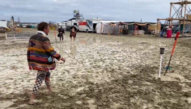 Çöle yağmur yağdı, binlerce kişi Burning Man'de mahsur kaldı!