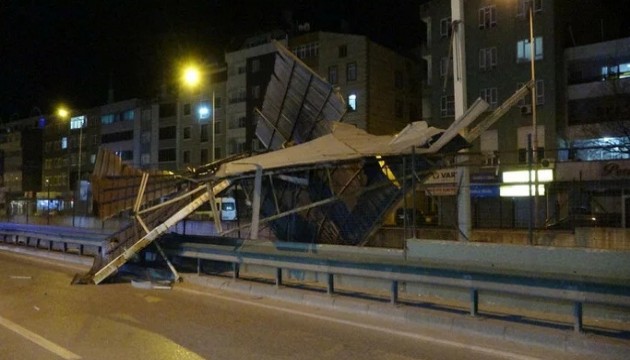 Bursa'da lodos çatı uçurdu!