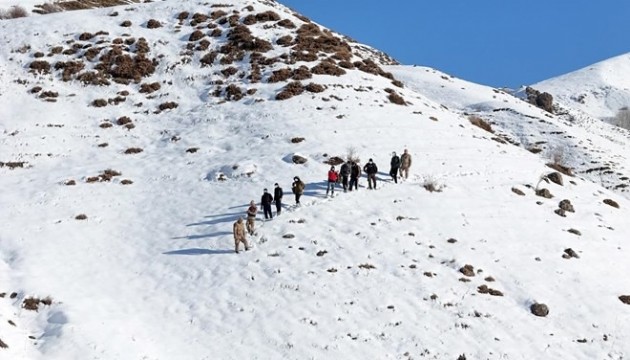 İnsan kaçakçısını kardaki ayak izleri ele verdi