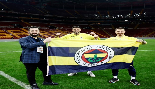 Fenerbahçeli futbolcular RAMS Park'ta bayrak açınca olanlar oldu