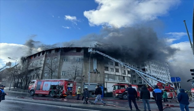 Ayakkabı imalathanesi küle döndü