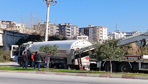 Doğal gaz tankeri köprüye sıkıştı