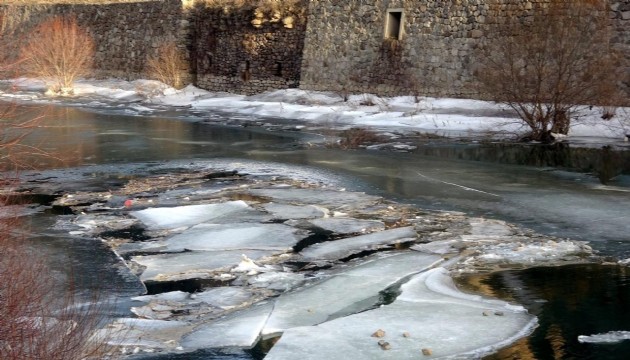 En hızlı akan nehir buz tuttu