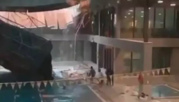 İstanbul'da spor salonunun çatısı çöktü