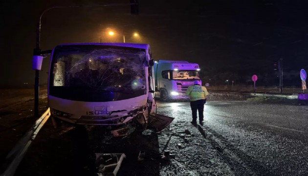 Polisleri taşıyan araç kaza yaptı