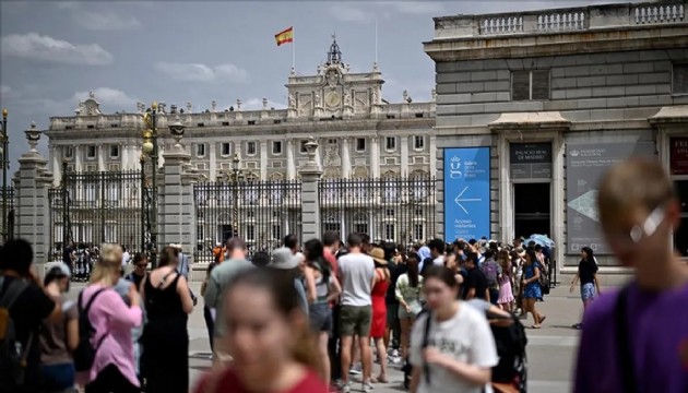 Müslümanların namaz kılmasını yasaklayan karar yeniden gündemde