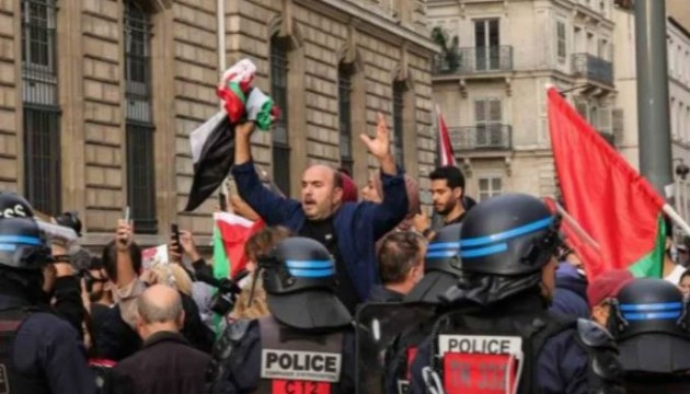 Paris'te polis, Filistin'e destek yürüyüşüne katılanlara göz yaşartıcı gazla müdahale etti