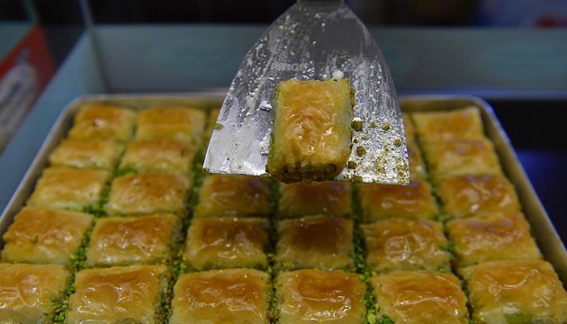 Ünlü tatlıcı boya yedirmiş