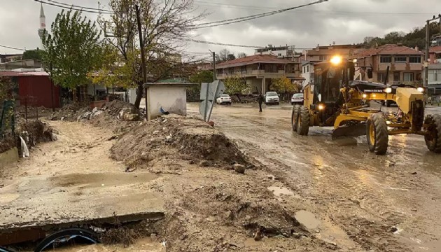 Çanakkale'yi sağanak yağış vurdu: Sokaklar sular altında kaldı