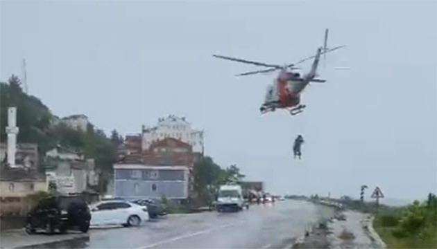 Kastamonu'da mahsur kalanlar helikopterle kurtarıldı