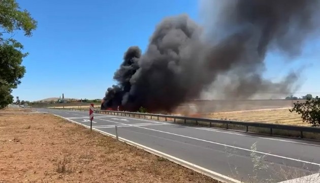 Polisleri taşıyan midibüs yandı