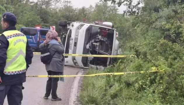 Öğrenci servisi otomobile çarptı!