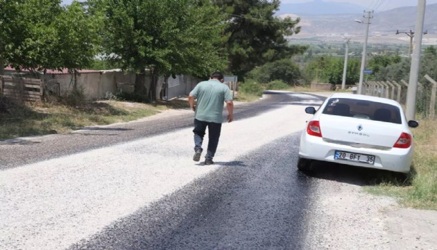 Kavurucu sıcak asfaltı eritti