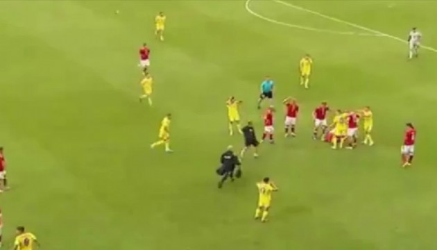 Daha önce kalp krizi geçirmişti: Yıldız futbolcu bir anda yere yığıldı
