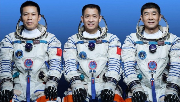 Çin uzay ekibini tanıttı