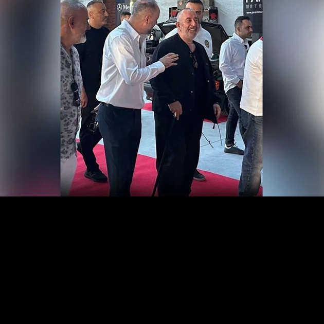 Cem Yılmaz'dan günler sonra ilk fotoğraf: Bastonu dikkat çekti