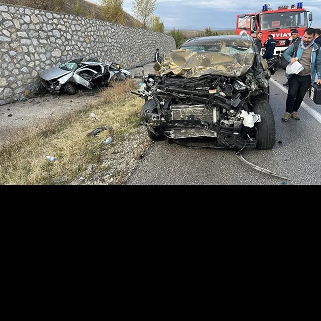 Feci kaza: Araçlar hurdaya döndü, ölü ve yaralılar var