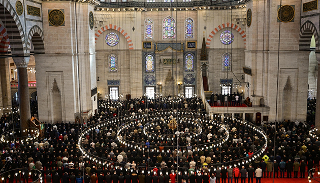 Ramazanın ilk cuma namazı kılındı