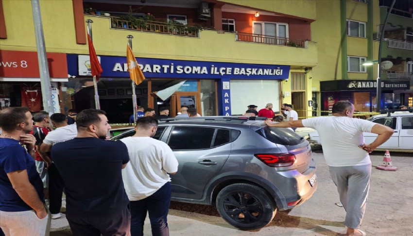 Otomobil AK Parti ilçe binasına daldı!