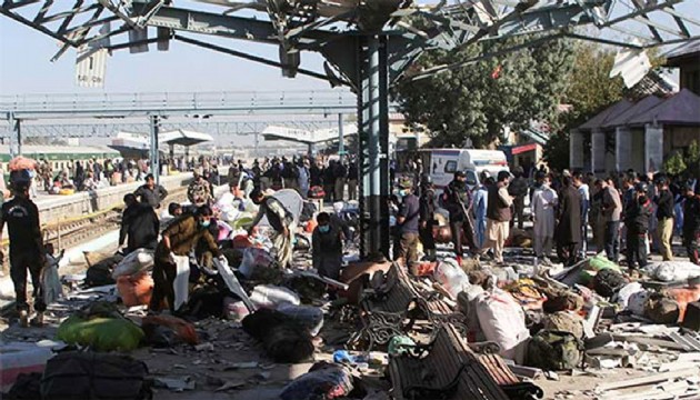 Trene bombalı saldırı! 24 ölü