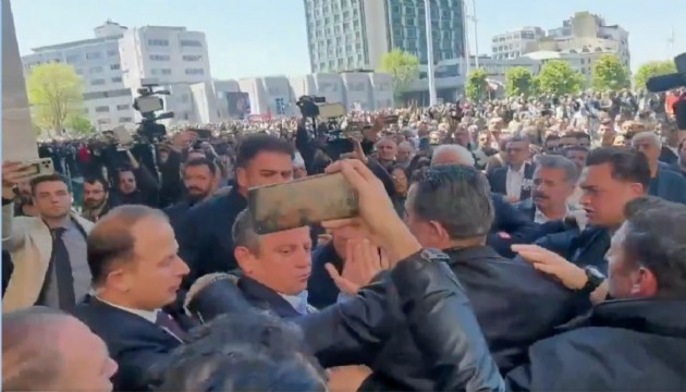 Özgür Özel'e saldırı! Siyasilerden tepki