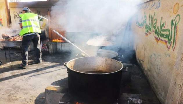 Gaz tükendi! Gazze'de yemekler odun ateşinde yapılıyor