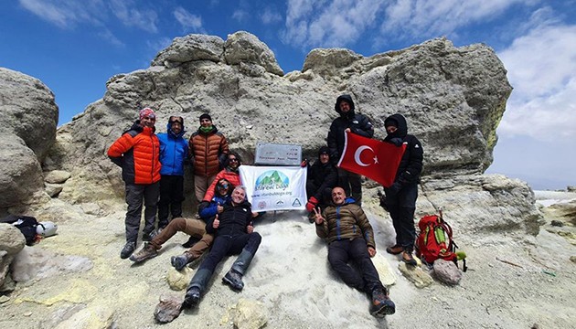 Türk dağcılar Demavend Dağı'na tırmandı!