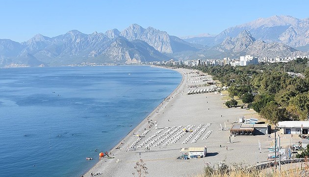 Antalya'da güneşli havayı görenler sahillere koştu