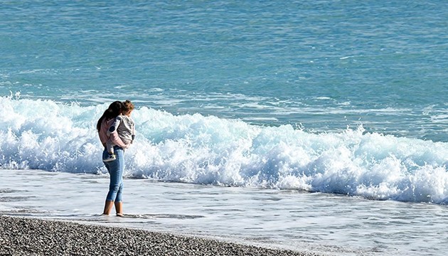 Antalya'da güneşi görenler denize girdi