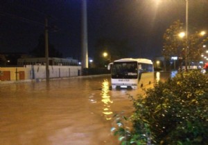 İzmir'de caddeler göle döndü