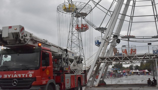 Elektrik kesilince dönme dolapta mahsur kaldılar