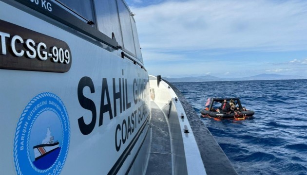 Muğla açıklarında sürüklenen bottaki 26 düzensiz göçmen kurtarıldı