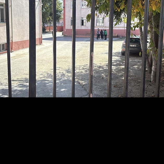 Ortaokul öğrencisinin çantasından tabanca çıktı: Öğrenci ve ailesi gözaltında