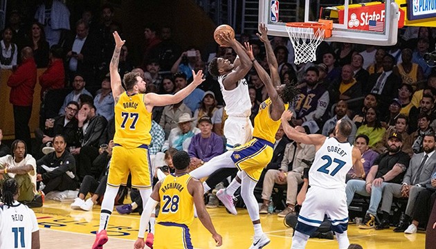 Edwards'tan Lakers'a 43 sayı