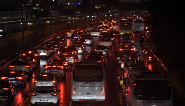 İstanbul'da akşam saatlerinde trafik durma noktasına geldi