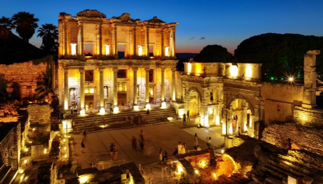 Efes Antik Kenti'nde gece müzeciliği başladı