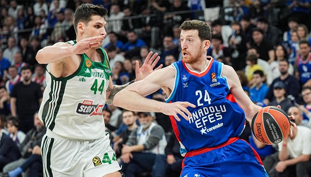 Anadolu Efes, dörtlü final bileti için Atina'da