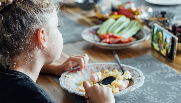 Uzmanlardan dikkat çeken uyarı: Yemek yerken ekran kullanımına dikkat