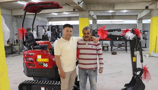 Ülkesine dönen Suriyeliye iş makinesi hediyesi